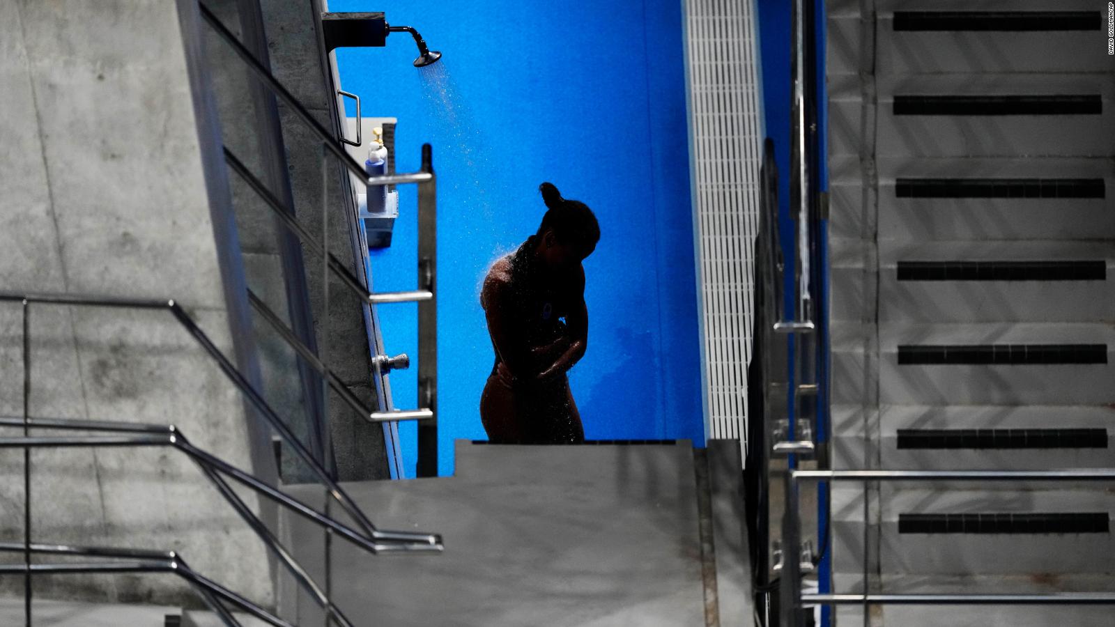 Why Olympics divers shower between dives and use tiny towels CNN