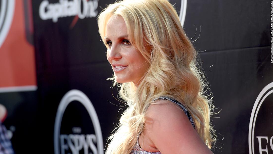 O conservadorismo de 13 anos de Britney Spears finalmente chegou ao fim