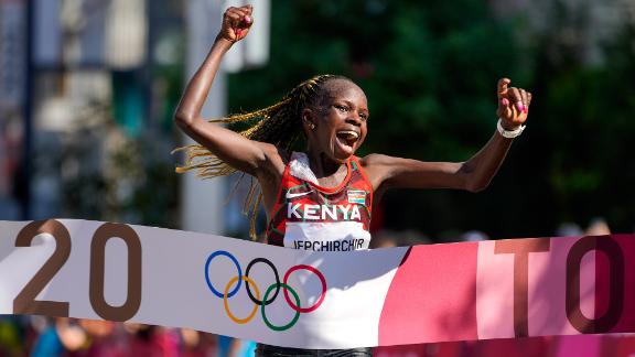 Kenya's Peres Jepchirchir crosses the finish line to <a href=