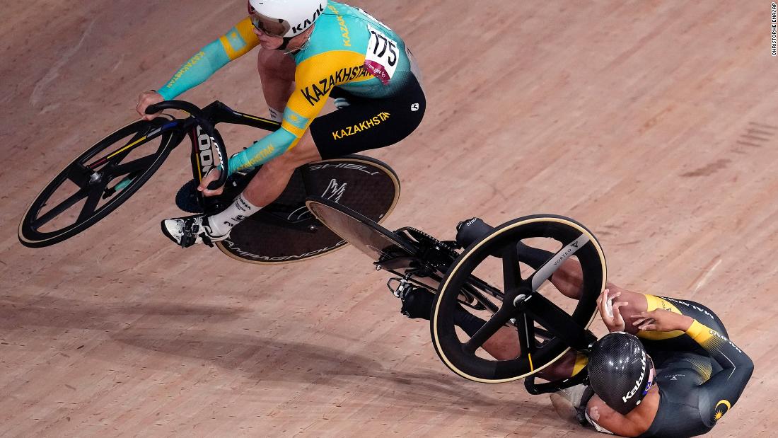 Kazakhstan&#39;s Sergey Ponomaryov, left, crashes with Malaysia&#39;s Muhammad Shah Firdaus Sahrom during a keirin race on August 7.