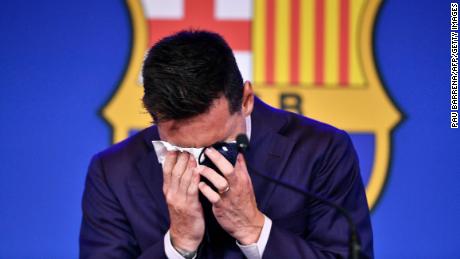 Messi pleure lors de sa conférence de presse d'adieu au Camp Nou le 8 août.