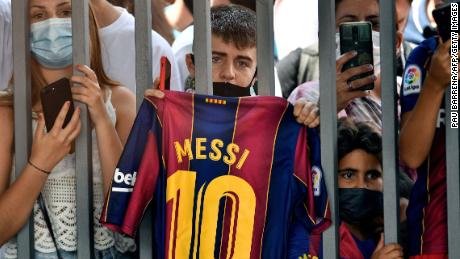Les fans se sont rassemblés devant le stade Camp Nou où Lionel Messi a tenu sa conférence de presse à Barcelone.