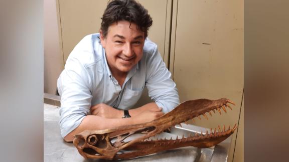 Tim Richards, bir Anguirre pterodactyl'in kafatasıyla tasvir edilmiştir. 