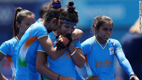 L'équipe de hockey féminin de l'Inde après sa défaite lors du match pour la médaille de bronze contre la Grande-Bretagne. 