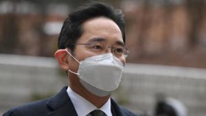 Lee Jae-yong, vice chairman of Samsung Electronics, arrives at a court for a trial in his bribery scandal involving former South Korean president Park Geun-hye in Seoul on January 18, 2021. (Photo by Jung Yeon-je / AFP) (Photo by JUNG YEON-JE/AFP via Getty Images)