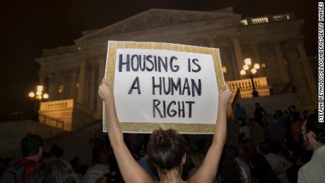Manifestantes fuera de la capital de Estados Unidos, Washington, DC, protestan por la expulsión de la expulsión federal el 1 de agosto de 2021.