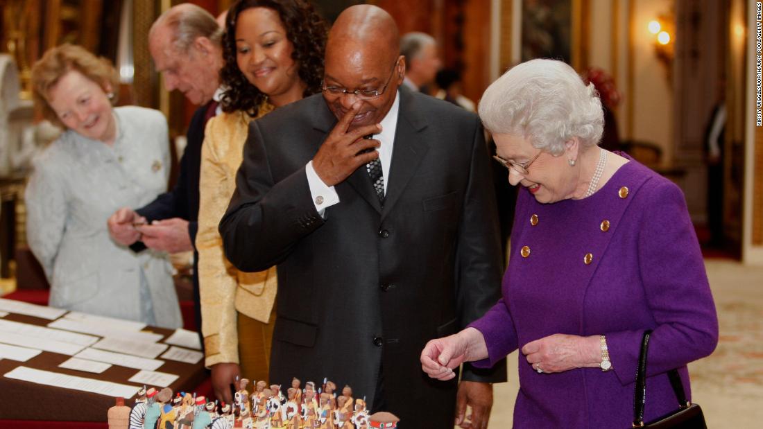 Zuma looks at a chess set with Britain&#39;s Queen Elizabeth II during his state visit in 2010. The chess set had been given to the Queen by Nelson Mandela in 1996.