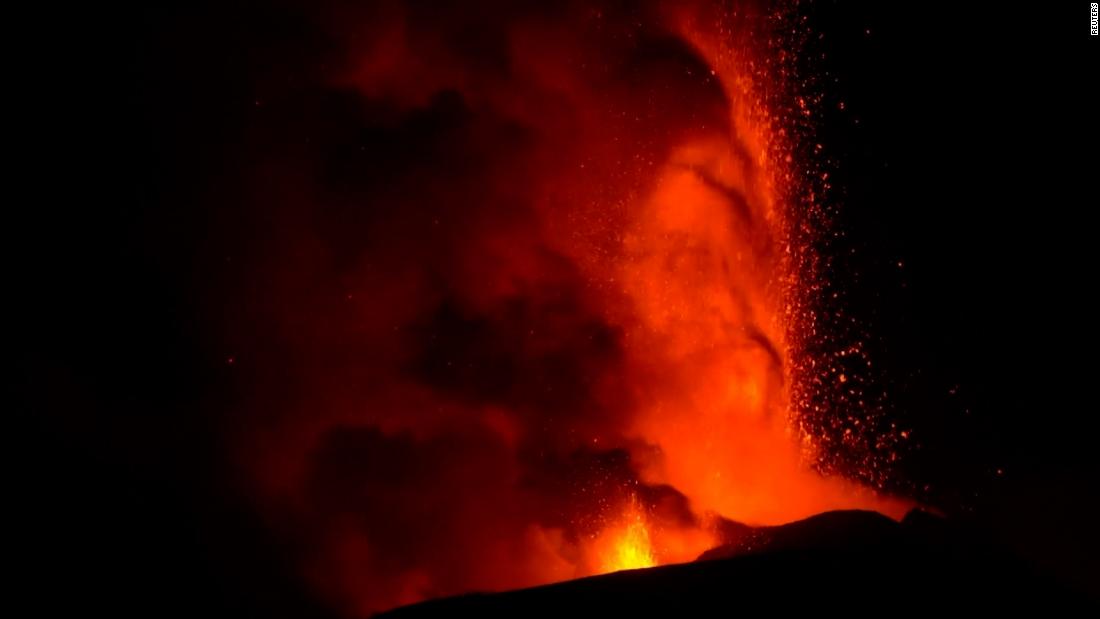 Espectacular explosión de lava del volcán Etna ilumina el cielo en ...