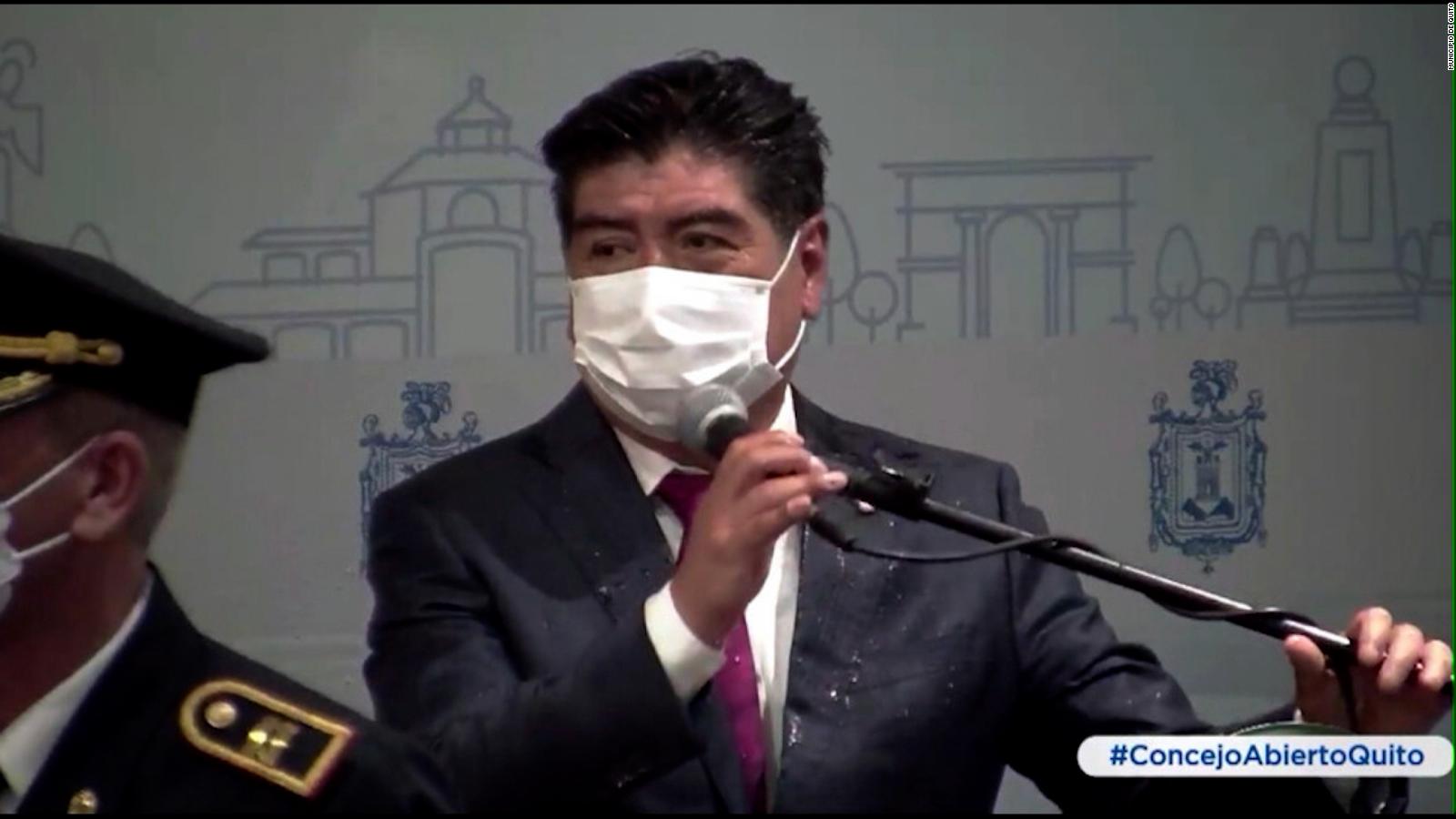 Así Agredió Un Concejal Al Alcalde De Quito Durante Su Discurso - CNN Video