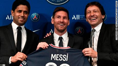 Al-Khelaifi (à gauche) et le directeur sportif Leonardo (à droite) posent aux côtés de Messi.