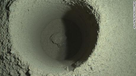 На этом изображении показана первая скважина, пробуренная марсоходом на Марсе.