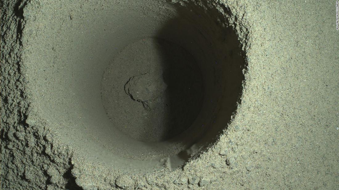 لماذا لم تتمكن المركبة الجوالة المثابرة من جمع أول عينة من المريخ