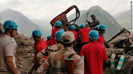 8月11日、インド北部ヒマーチャル・プラデーシュ州のキーウル地域地滑り現場で救助作業。
