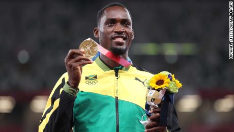 Hansle Parchment holds up his gold medal, which he may not have won without the help of a volunteer.