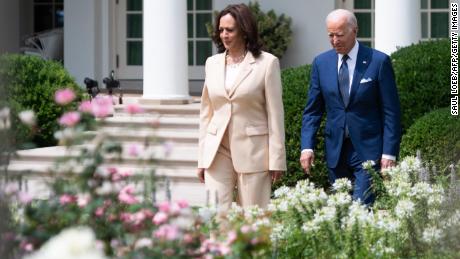 El presidente estadounidense Joe Biden y la vicepresidenta estadounidense Kamala Harris (izquierda) llegan para una ceremonia que conmemora el 31 aniversario de la Ley de Estadounidenses con Discapacidades (ADA) en el Rose Garden de la Casa Blanca en Washington, DC el 26 de julio de 2021. 