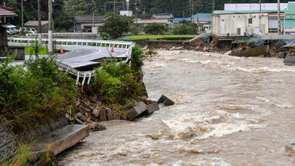 Eine Straße, die am 13. August in Hiroshima, Japan, durch den angeschwollenen Suzuhari-Fluss durch starken Regen beschädigt wurde.