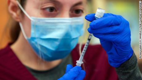 Η Άλμα Σεβίλλη ετοιμάζει ένα φιαλίδιο εμβολίου Pfizer σε κινητή κλινική εμβολίων στο Λος Άντζελες. 