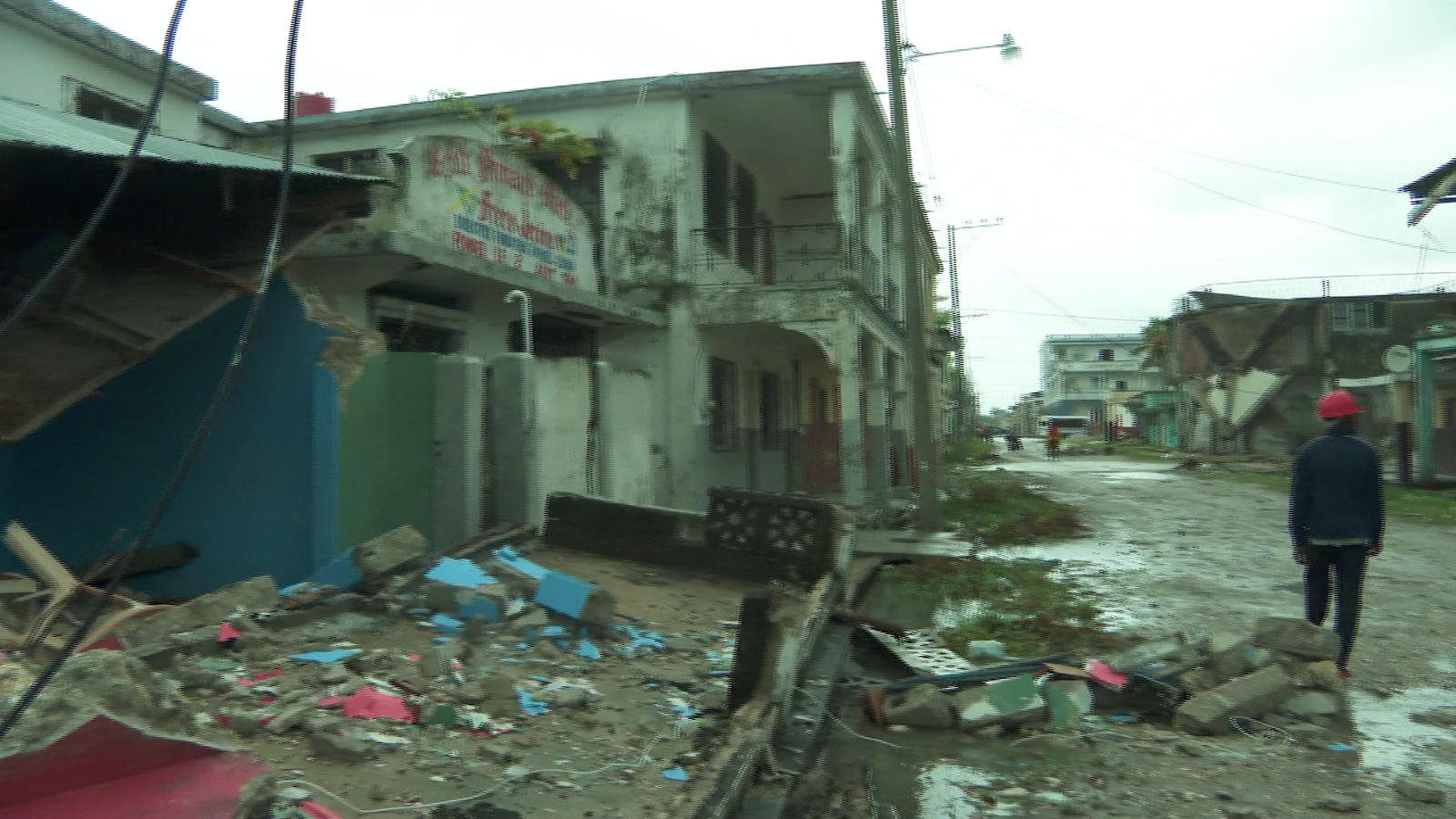 En ruinas... así quedaron las calles de Haití tras el terremoto - CNN Video