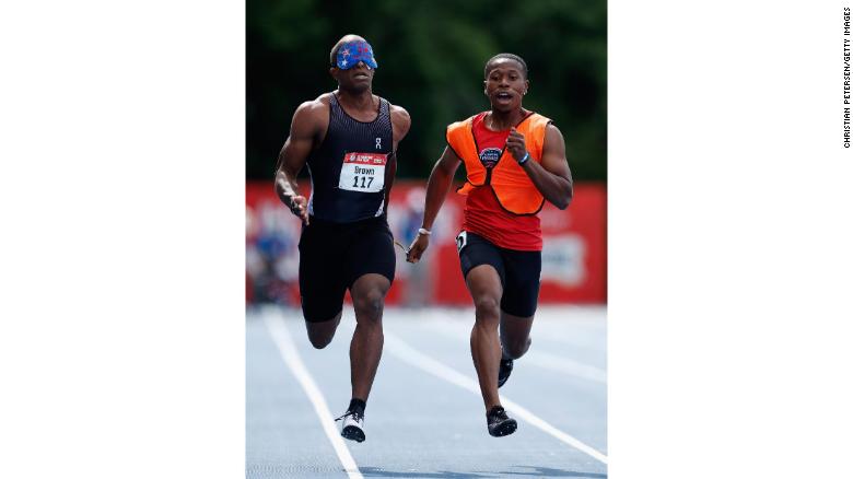 Brown và hướng dẫn viên Moray Stewart thi đấu trong Cuộc thi Paralympic Hoa Kỳ tại Minneapolis vào ngày 19/6.