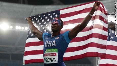 Браун празднует победу в финале соревнований по бегу на 100 метров в категории T11 среди мужчин на Паралимпийских играх в Рио. 