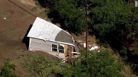 Les eaux de crue se heurtent mercredi à une maison endommagée à Canton, en Caroline du Nord.  