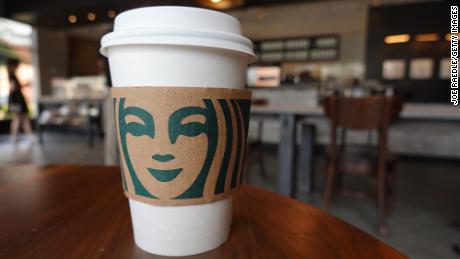 Starbucks prevede di eliminare gradualmente i suoi iconici trofei