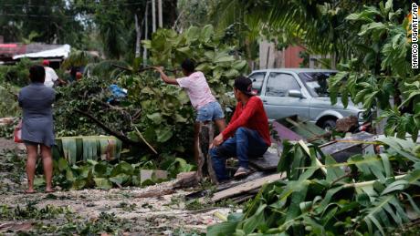 El jueves 19 de agosto de 2021, los lugareños retiraron la basura de sus hogares después de que el huracán Grace pasara por Libra en el estado de Quintana Roo, México.