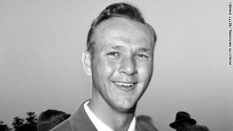 Palmer tersenyum saat upacara presentasi di turnamen Masters 1958.