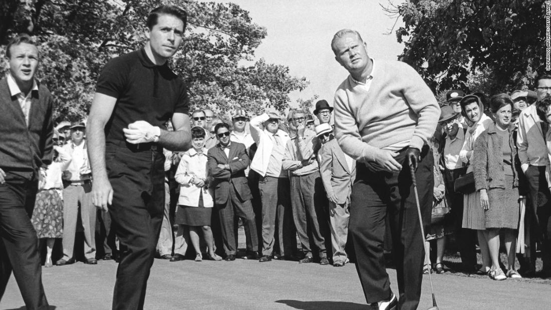 Palmer ve Player, Nicklaus'un uçuşunu takip eder.  1965'te Akron, Ohio'daki Firestone Country Club'da tee vurdu.