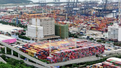 Contêineres de transporte empilhados no porto de Yantian em 22 de junho em Shenzhen, China.