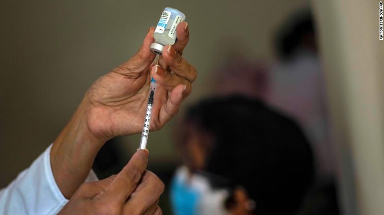 Eine Krankenschwester in Havanna bereitet eine Dosis des kubanischen Impfstoffs Abdala vor. | Bildquelle: https://t1p.de/ravs © CNN | Bilder sind in der Regel urheberrechtlich geschützt