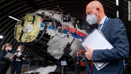 L'épave reconstruite du vol MH17 est visible derrière le juge président Hendrik Steenhuis, l'un des membres d'une équipe de juges et d'avocats qui ont évalué les preuves autour de la tragédie.