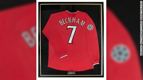 A camisa do Manchester United que Beckham usou na partida da fase de grupos da Liga dos Campeões contra o Panathinaikos, em 21 de novembro de 2000, faz parte do leilão beneficente.