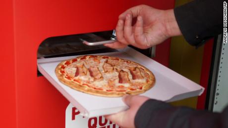 exterior Separación Descuidado Pizza a toda hora: una máquina dispensadora ofrece este plato en Roma - CNN  Video