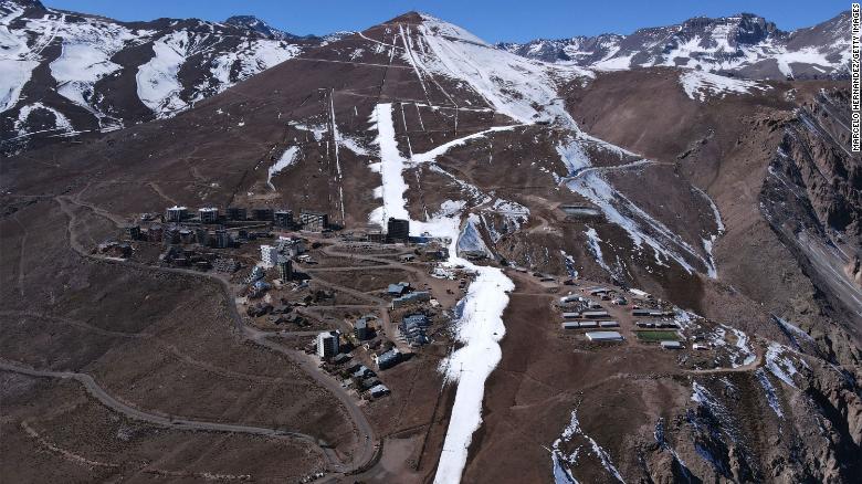 La estación de esquí El Colorado con nieve mayoritariamente derretida, en plena temporada de invierno 2021, en Santiago de Chile. 