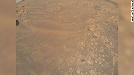 La creatividad capturó esta vista de dunas de arena, cantos rodados y afloramientos rocosos en el & quot;  South Al Sitah & quot;  La región de Marte el 16 de agosto.