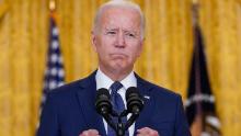 El presidente Joe Biden habla sobre los atentados con bombas en el aeropuerto de Kabul que mataron al menos a 12 miembros del servicio estadounidense, desde el Salón Este de la Casa Blanca, el jueves 26 de agosto de 2021 en Washington. 