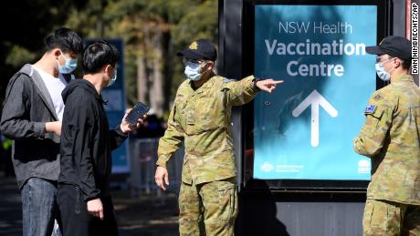 El personal de la Fuerza de Defensa Australiana ayuda al público en una clínica de vacunación Covid-19 en Sydney el 18 de agosto de 2021.