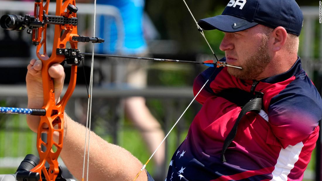 American archer Matt Stutzman holds the bow with his foot while competing on August 27.