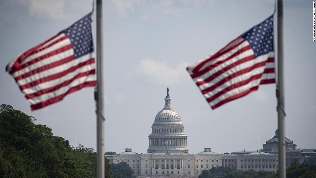 Las banderas estadounidenses ondean a media asta el 27 de agosto cerca del Capitolio de los Estados Unidos luego de la muerte de 13 miembros del ejército estadounidense en el ataque del jueves en el aeropuerto de Kabul, Afganistán.