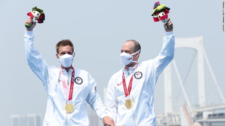 Snyder and guide Greg Billington celebrate their triathlon gold on the podium in Tokyo on August 28.
