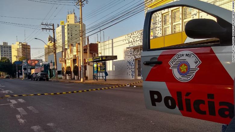 Heavily armed bank robbers wreaked havoc in Aracatuba early Monday, striking three banks, setting fire to vehicles and tying hostages to their getaway cars, officials say.