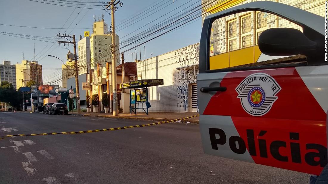 Reféns amarrados a carros enquanto ladrões visam bancos no Brasil