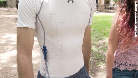 I ricercatori della Rice University hanno sviluppato filamenti di nanotubi di carbonio che possono essere cuciti in normali indumenti sportivi e utilizzati per misurare la frequenza cardiaca di chi li indossa.