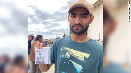 Mohammad Nirwaz Maiwand, 32 ans, affiche son US DEA ID, une partie de sa documentation pour un visa d'immigrant spécial aux États-Unis.