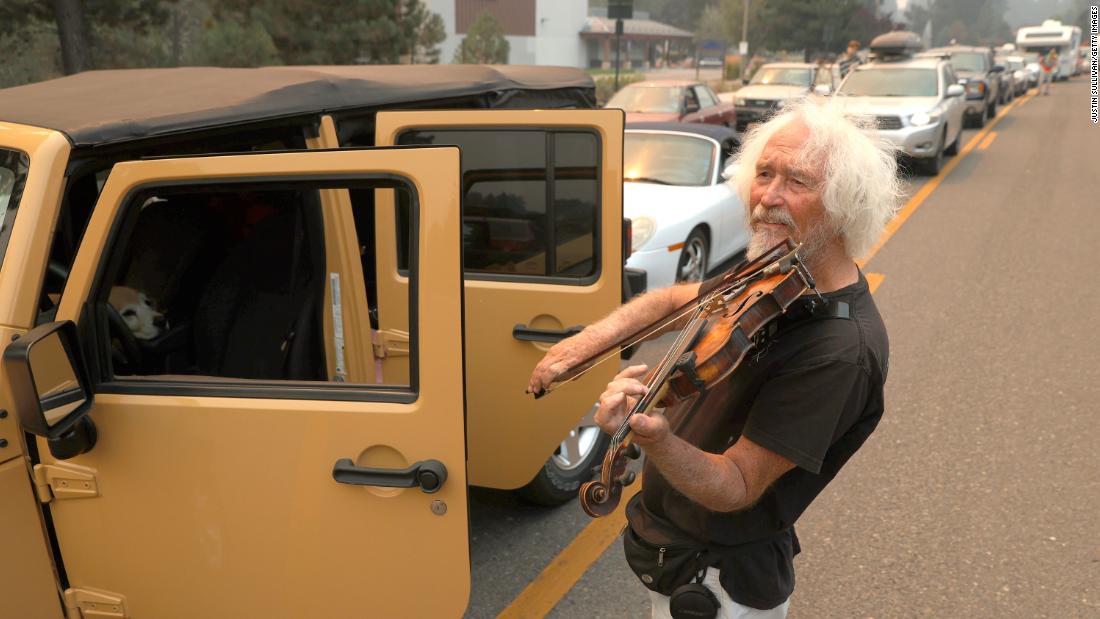 A Lake Tahoe resident played the violin as his family sat at standstill in Caldor Fire evacuation traffic - CNN