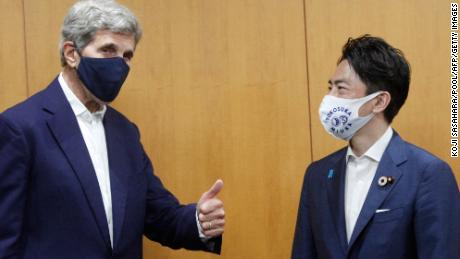 Kerry는 국가들이 탈탄소화할 시간이 부족하다고 경고하고 중국이 석탄에서 멀어질 것을 촉구합니다.