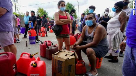 Au lendemain de l'ouragan Ida, les gens font la queue pour le gaz mardi à la Nouvelle-Orléans.