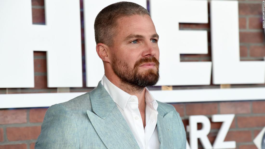 Stephen Amell says he 'had too many drinks' before being asked to leave flight