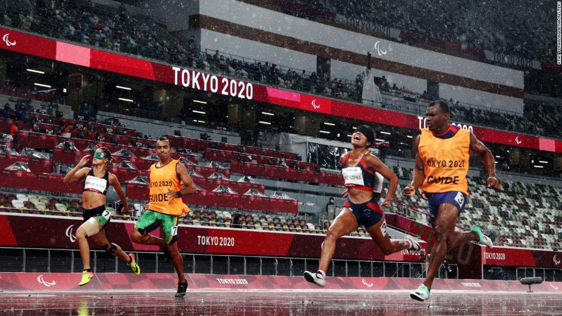 Brazil&#39;s Thalita Simplício, left, and Venezuela&#39;s Alejandra Paola Pérez López compete alongside their guides during a 100-meter race on Tuesday, August 31.
